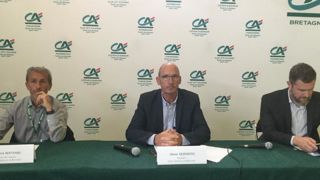 De gauche à droite, Franck Bertrand, secrétaire général du Crédit Agricole en Bretagne, Olivier Desportes, président du Crédit Agricole en Bretagne, et Jean-Christophe Roubin, directeur du marché agricole au Crédit Agricole, lors de la conférence organisée par la banque, au Space à Rennes, le 11 septembre 2018. © I. Lejas De gauche à droite, Franck Bertrand, secrétaire général du Crédit Agricole en Bretagne, Olivier Desportes, président du Crédit Agricole en Bretagne, et Jean-Christophe Roubin, directeur du marché agricole au Crédit Agricole, lors de la conférence organisée par la banque, au Space à Rennes, le 11 septembre 2018. © I. Lejas